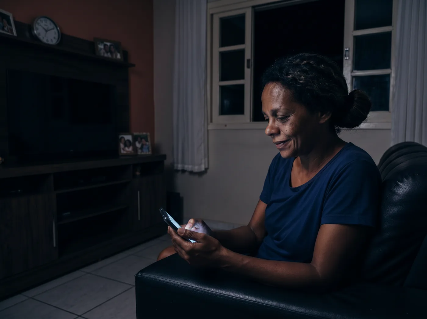 Pessoa sorrindo aliviada ao usar o aplicativo Saúde Na Hora no celular